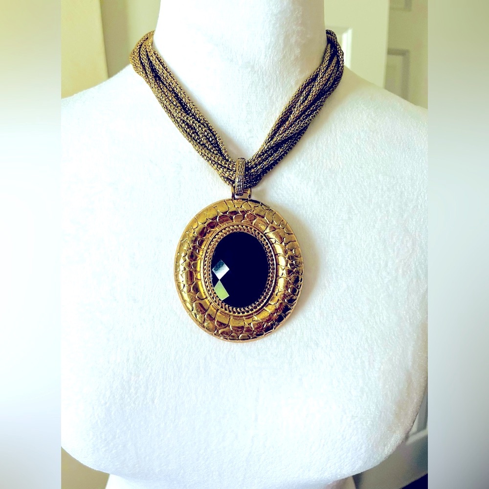 •Gorgeous Black Medallion Statement Necklace - Picture 1 of 3